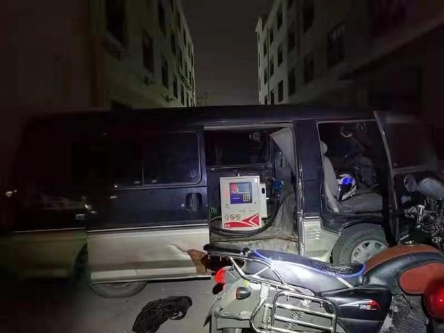 無?；C進行非法流動加油